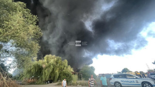 Силен пожар за строителни отпадъци в Бургас