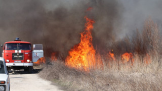 Пожарът край пазарджишките села Калугерово и Лесичово се разраства