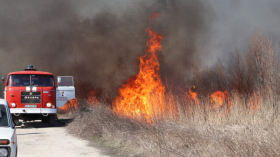 Пожарът край пазарджишките села Калугерово и Лесичово се разраства | StandartNews.com