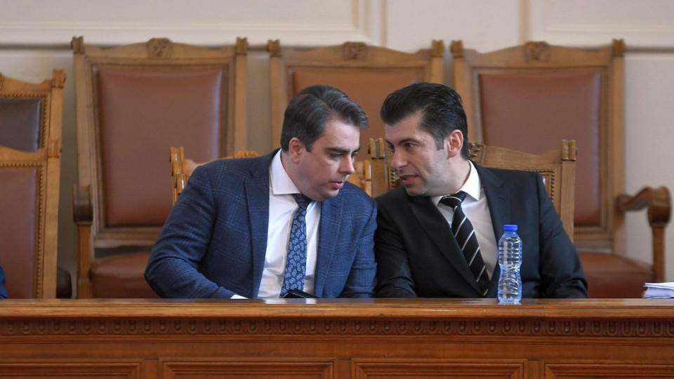 Политолог предсказва шокова коалиция на Петков и Василев | StandartNews.com