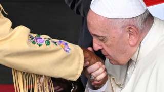Историческа визита! Папата поиска прошка и целуна ръка
