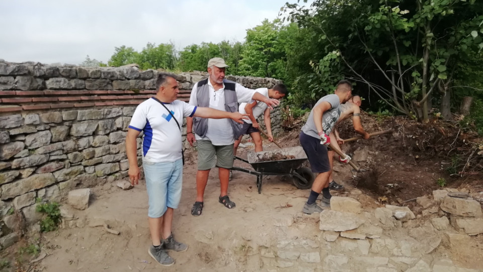 Разкопките на Мисионис почнаха. Гневни въпроси към културния министър | StandartNews.com