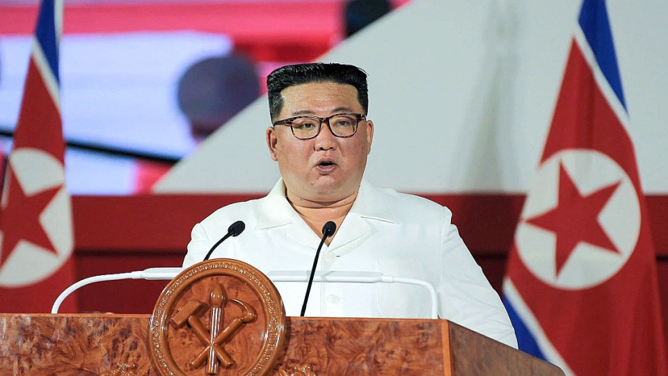 Ким размаха най-страшното оръжие, разтрепери враговете си | StandartNews.com