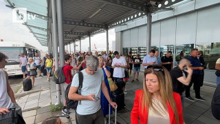 Стотици пътници вън от Летище София! Причината