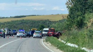 Двама загинаха при жесток удар на смъртоносен пътен участък