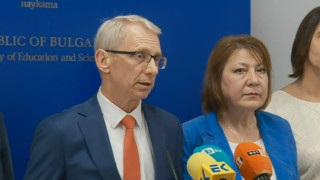 Остава ли Денков министър на образованието? Истината