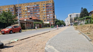 Нови тротоари, асфалтирани улици и междублокови пространства в Kазанлък