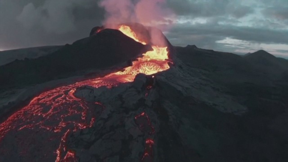 Вулкан в Исландия бълва кипяща лава (ВИДЕО) | StandartNews.com