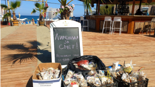 Бар в Поморие черпи лимонада срещу чаша с боклук от плажа