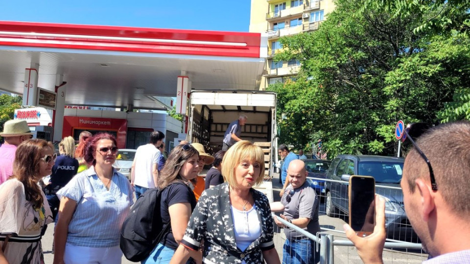 Мая Манолова със зрелищна  акция пред столична бензиностанция | StandartNews.com