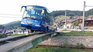 Страшна драма в Копривщица. Пълен автобус увисна на мост