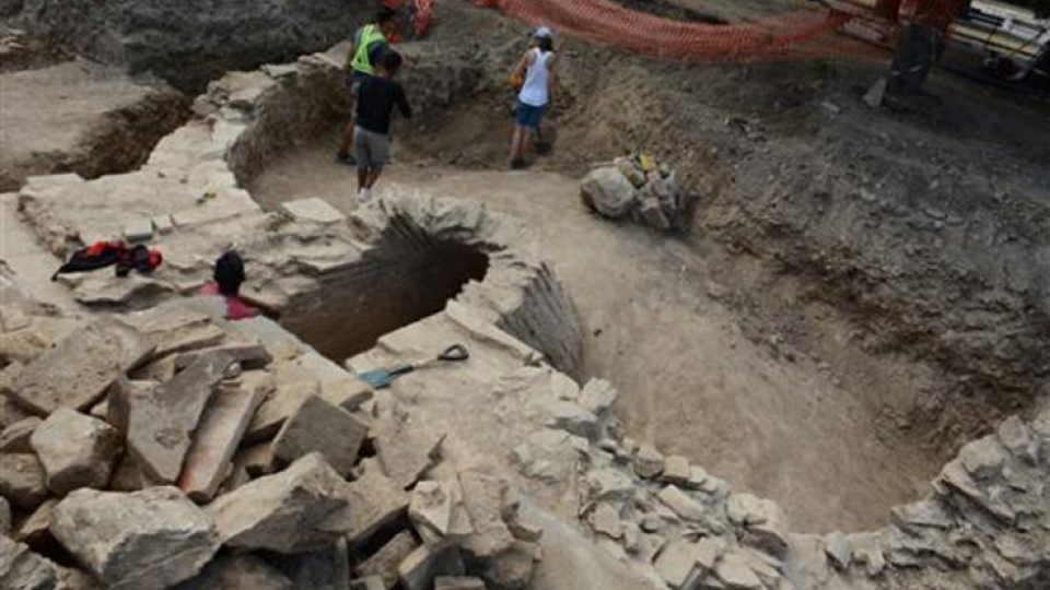 Уникално откритие:Мощи на мъченик или гроб на велможа в Августа Траяна | StandartNews.com