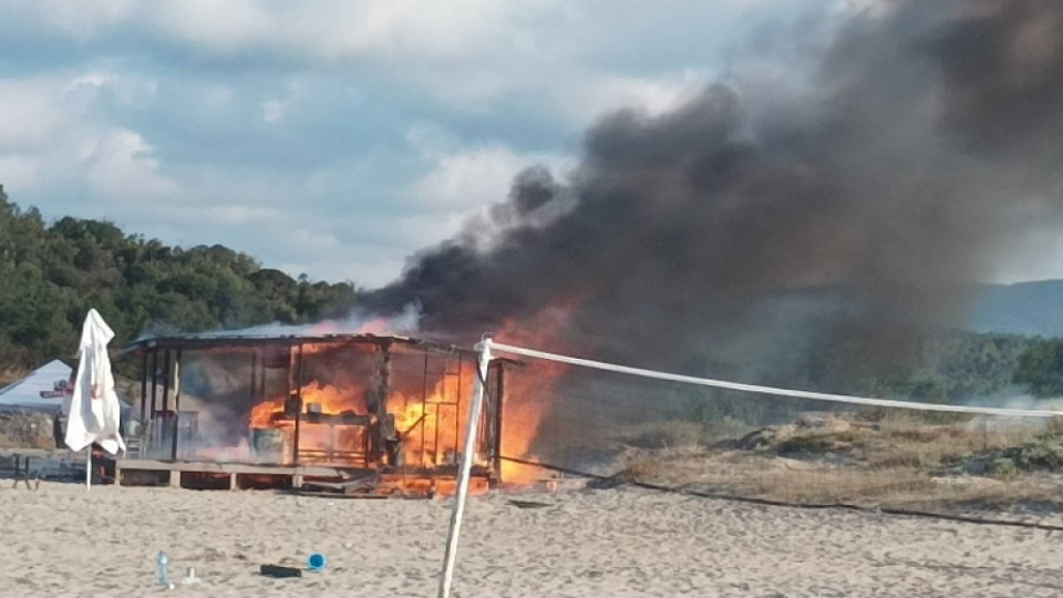 Драма на плажа в Китен. Изгоря последният бар | StandartNews.com