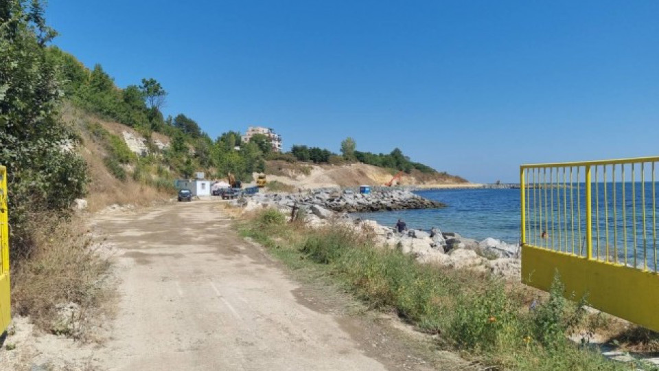 Плажът в Царево отцепен. Кога ще обезвредят мината? | StandartNews.com