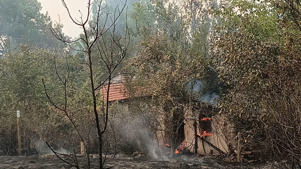 Пожарникари и доброволци се борят с огнена стихия в старозагорското село Пъстрово | StandartNews.com