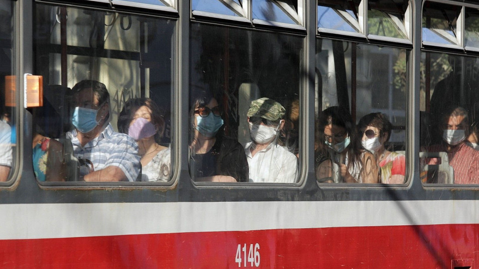 Сваляме предпазните маски. Къде обаче остават задължителни | StandartNews.com