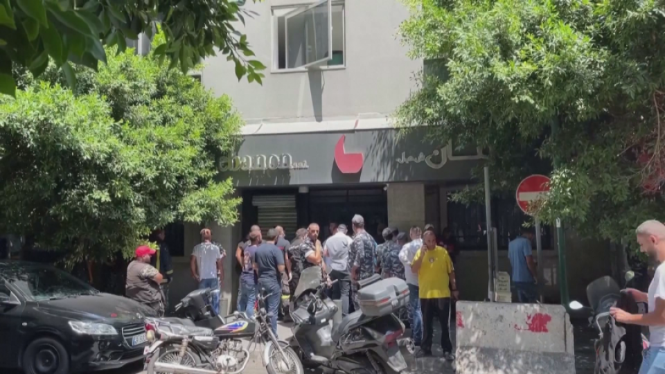 Мъж взе заложници в банка в Ливан | StandartNews.com