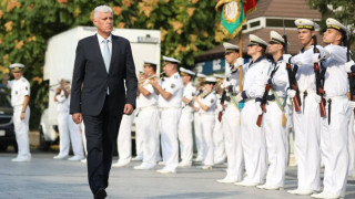 Военният министър прие парада във флота, обеща модерен кораб