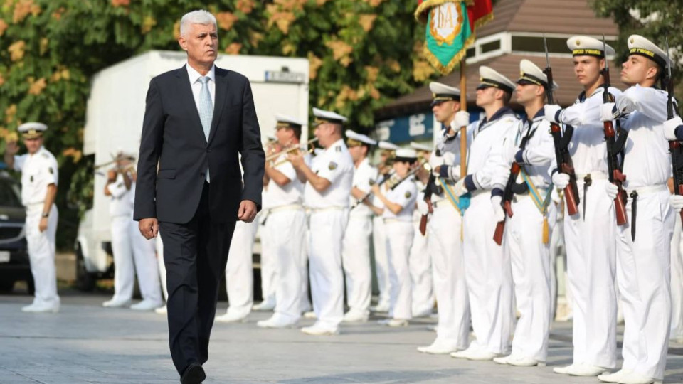 Военният министър прие парада във флота, обеща модерен кораб | StandartNews.com