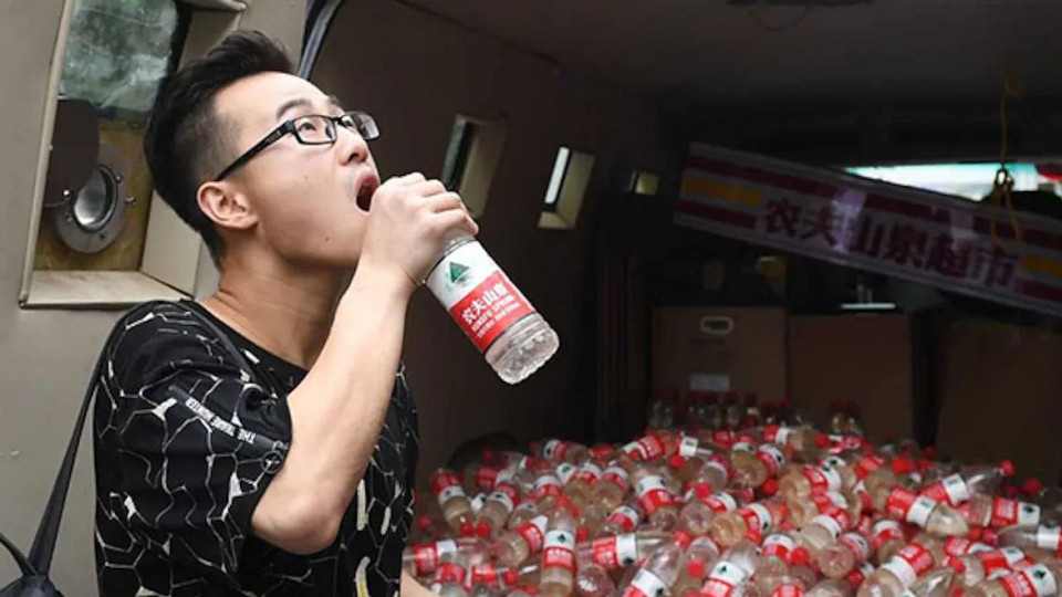 Китайците втрещиха света. Вижте как пият водата | StandartNews.com