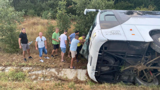 Ад на "Тракия". Обърна се автобус с деца, има много ранени