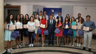 Просветният министър изненада най-големите отличници на България