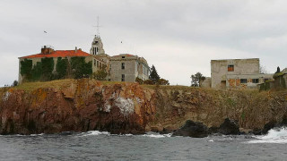 Остров край Созопол става световен център на изкуствата