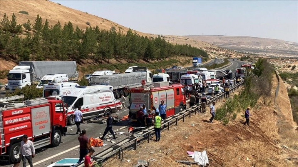 Ад на пътя! 16 жертви след катастрофа с линейка, автобус и пожарна | StandartNews.com