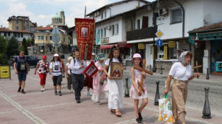 Чудо: Дете проходи по време на Светия път