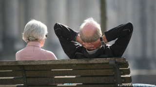 Защо старите пенсионери са по-богати от младите