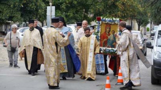 Казанлъчани посрещнаха свети мощи и иконата на Пресвета Богородица “Акатистна - Предвъзвестителка“