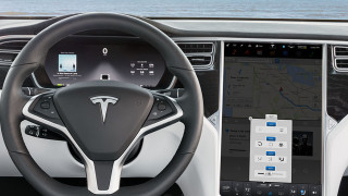 Tesla иска премахване на видеоклип, в който кола удря манекен с детски размери