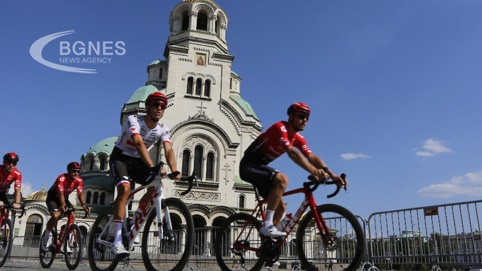 Колоездачи обикалят България, Лечева ги  поздрави | StandartNews.com