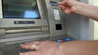 Защо банкоматите започнаха да пускат стотачки, вместо по 20 лв.