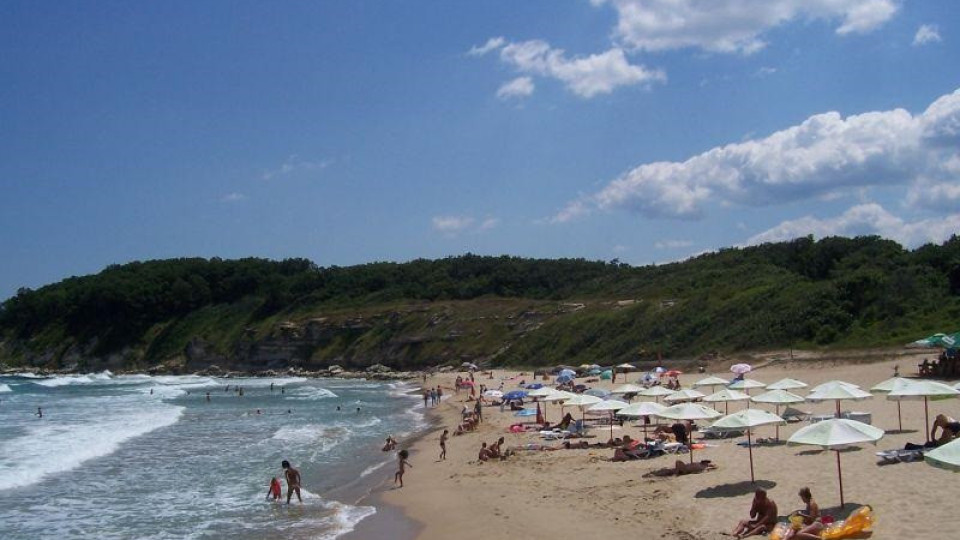 Трима чисто голи на плажа, другите се правят, че не ги виждат | StandartNews.com