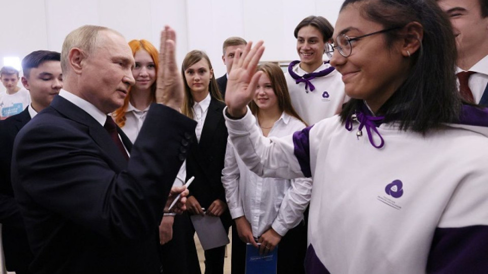Путин зомбира ученици! На какво ги научи | StandartNews.com
