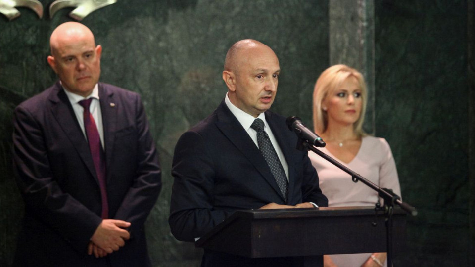 Гешев награди българи, спасявали пострадали от сръбския автобус | StandartNews.com