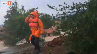 Евакуираха екип на БНТ от наводненото село Богдан