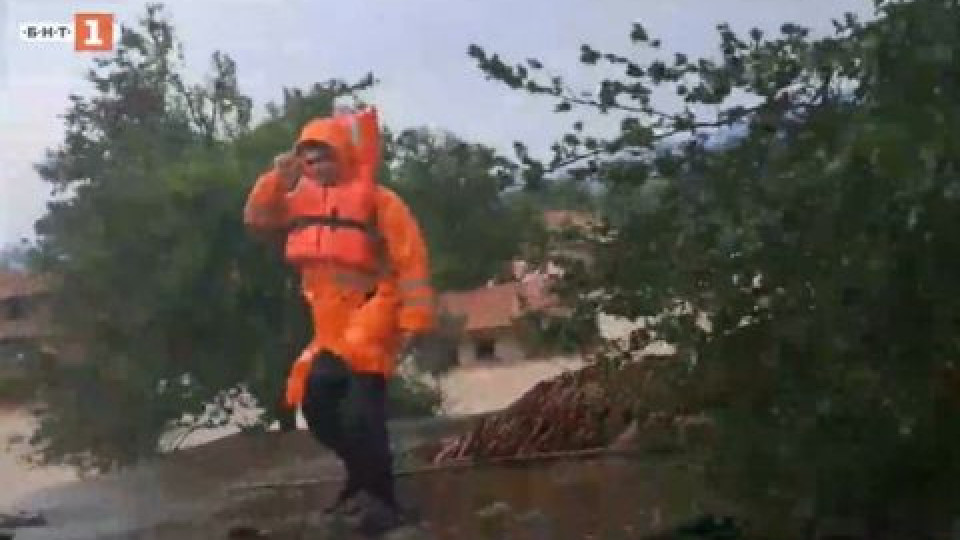 Евакуираха екип на БНТ от наводненото село Богдан | StandartNews.com
