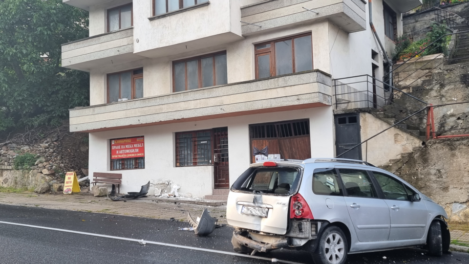 Кола се блъсна в къща в Смолян | StandartNews.com