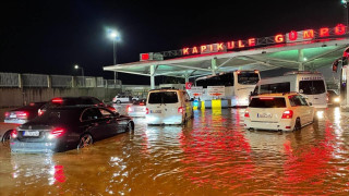 Воден ад затвори Капитан Андреево, евакуират шофьори (СНИМКИ)