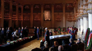 Русия си взема сбогом с Горбачов. Изненадващ гост на церемонията