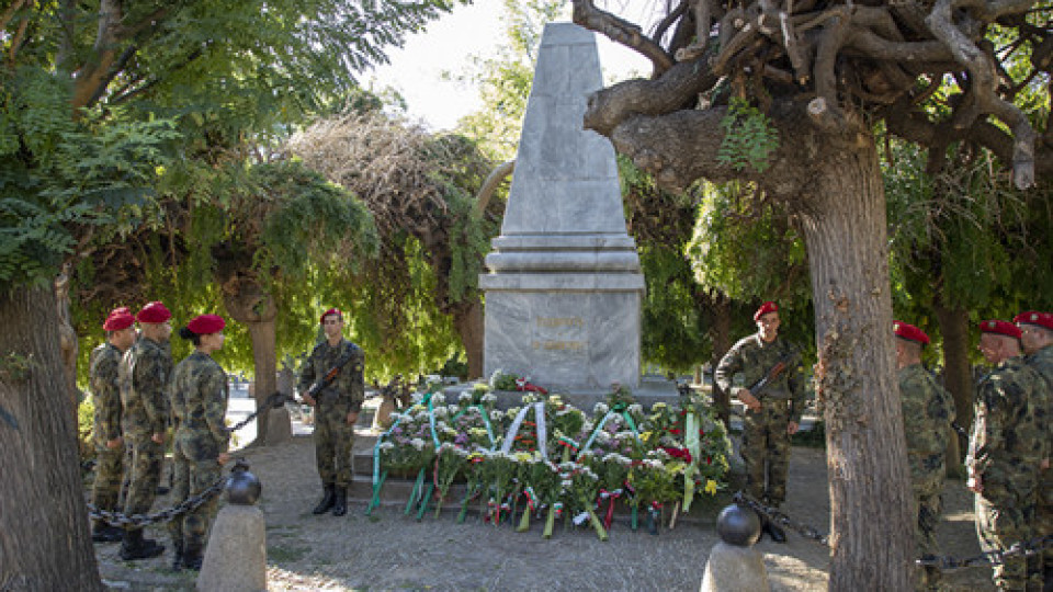 В Стара Загора отбелязват с венци и цветя Съединението на България | StandartNews.com