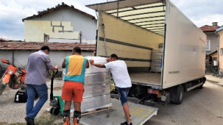 Kaufland дари питейна вода и храна на жителите на пострадалите села в Карловско