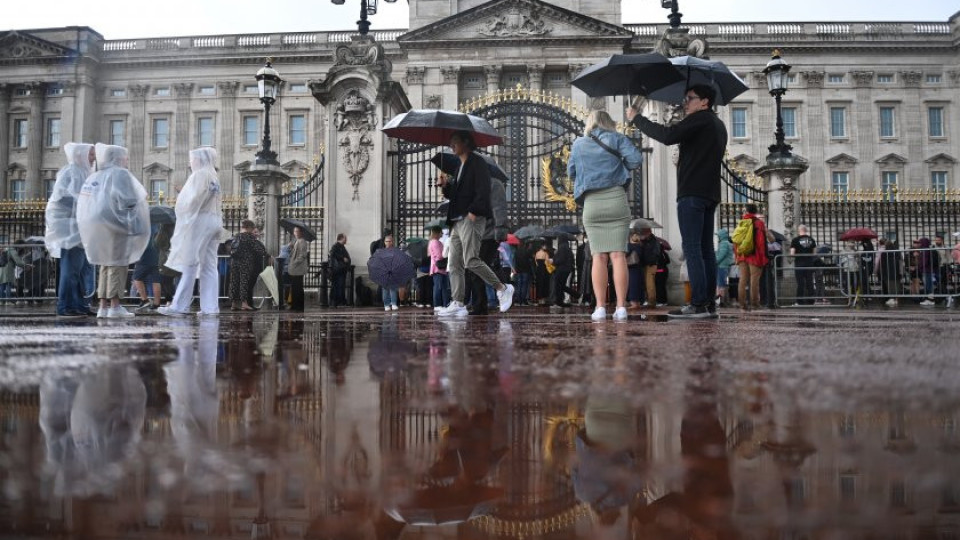 Великобритания потъна в скръб. Хора се събират пред Бъкингам (НА ЖИВО) | StandartNews.com