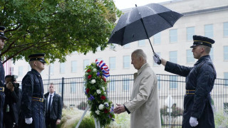 САЩ отбелязва тъжна годишнина, Байдън отдаде почит под дъжда