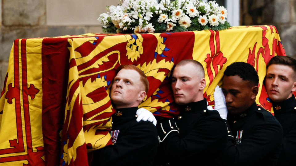 Шотландците се прощават с Елизабет ІІ, принц Уилям влезе в действие | StandartNews.com