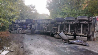 Меле с камион на пътя затвори важен проход