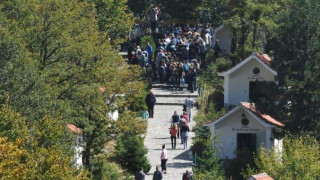 На Кръстовден вярващите окупират животворен хълм в Родопите