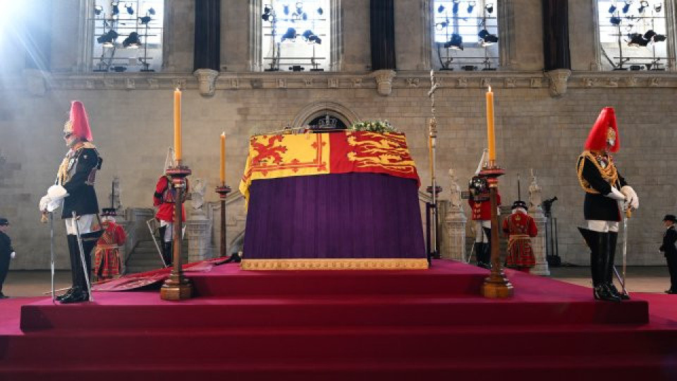 Обрат! Кой припадна до ковчега на Елизабет II | StandartNews.com
